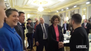 Ucraina, il presidente Zelensky incontra gli investitori a Kiev