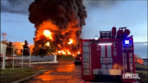 Ucraina, attacco droni in Crimea: deposito carburante in fiamme