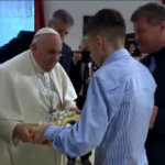 Ungheria, Papa scambia doni con i bambini malati