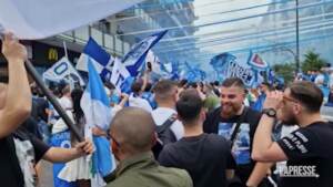 Fumogeni, cori e bandiere: a Fuorigrotta è pronta la festa scudetto del Napoli