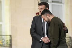 Ucraina, Macron accolglie Zelensky e Scholz all\'Eliseo