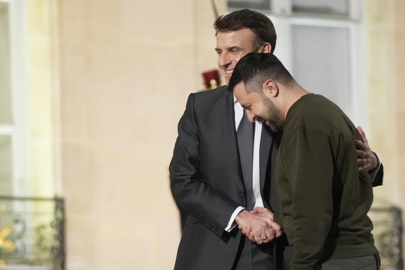 Ucraina, Zelensky sente Macron