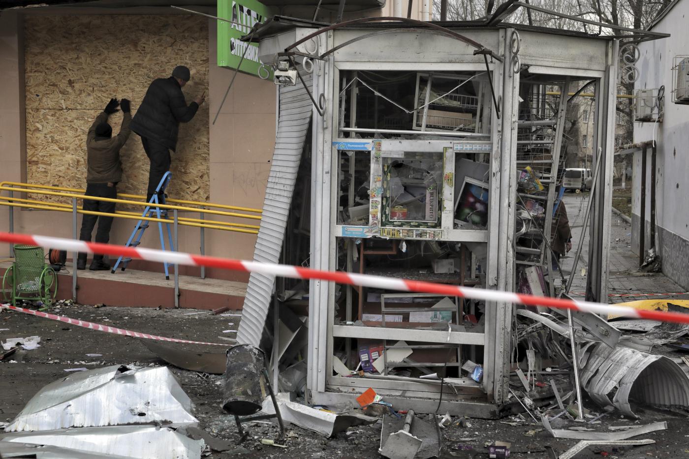 Ucraina, forze russe bombardano Kherson: morto un civile