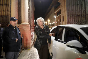 Pietro Orlandi esce dal Vaticano a notte fonda dopo essere stato ricevuto dal Promotore di Giustizia