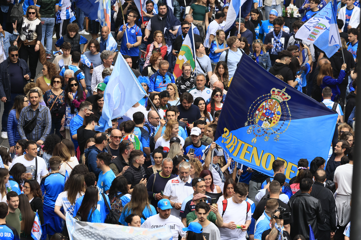 Napoli, lo scudetto resta a un passo ma in strada è marea azzurra
