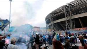 Napoli, vince l’Inter ed esplode la festa fuori dal Maradona