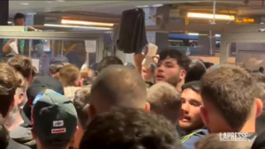 Napoli, tensione in stazione: tifosi senza biglietto forzano varco