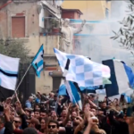 Napoli, inizia la festa: a Piazza Dante fumogeni prima del match