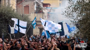 Napoli, inizia la festa: a Piazza Dante fumogeni prima del match
