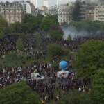 Parigi, corteo del Primo Maggio: manifestanti appiccano un incendio