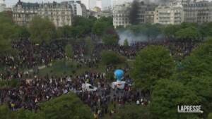 Parigi, corteo del Primo Maggio: manifestanti appiccano un incendio