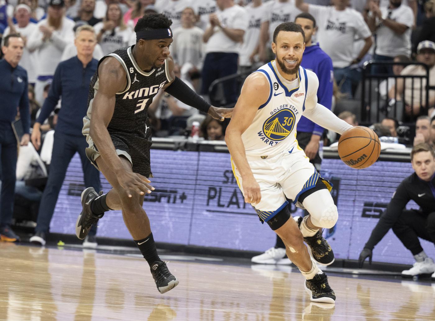 Basket, playoff Nba: Curry ne fa 50 e i Warriors passano il turno
