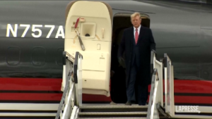 Trump sbarca in Scozia per visitare i suoi campi da golf