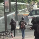 Parigi, polizia disperde manifestanti con cannoni ad acqua