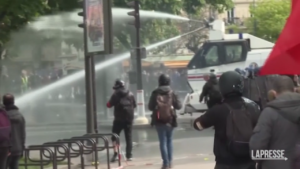 Parigi, polizia disperde manifestanti con cannoni ad acqua