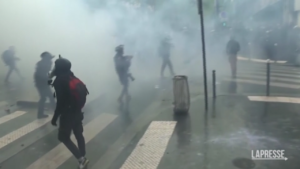 Primo maggio, proteste a Parigi: polizia usa lacrimogeni