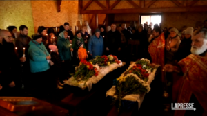 Ucraina, i funerali a Uman per i bambini uccisi dai missili russi