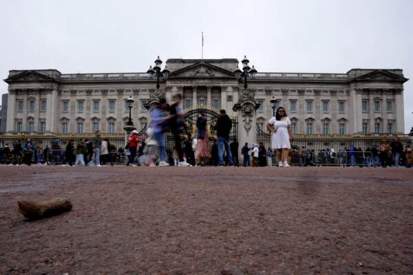 Preparativi lungo il percorso dell\'incoronazione del Re al The Mall di Londra