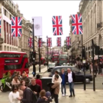 Re Carlo III, Londra pronta per l’incoronazione: Union Jack ovunque