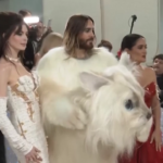 Met Gala, Jared Leto in costume da gatto: omaggio a Lagerfeld