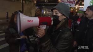 Proteste contro Met Gala a New York: polizia arresta manifestanti