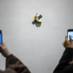 Corea del Sud, studente mangia banana-installazione Cattelan