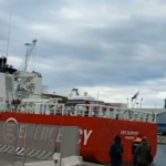 Migranti, sbarcate a Livorno persone salvate da nave Emergency