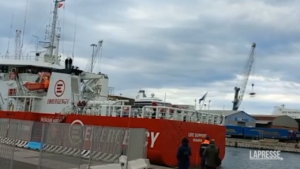 Migranti, sbarcate a Livorno persone salvate da nave Emergency