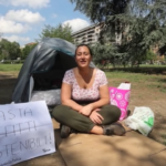 Caro affitti, la studentessa dorme in tenda davanti al Politecnico di Milano