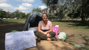 Caro affitti, la studentessa dorme in tenda davanti al Politecnico di Milano