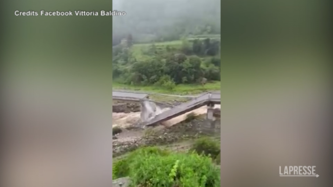 Maltempo Le Immagini Del Crollo Di Un Viadotto Nel Cosentino LaPresse