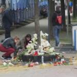 Serbia, sparatoria a scuola: centinaia di fiori e candele su luogo strage