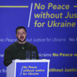 Ucraina, Zelensky all’Aja: “Vogliamo vedere Putin condannato”