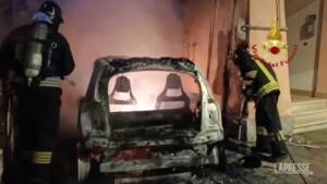 Avellino, auto in fiamme danneggia palazzo e contatori del gas