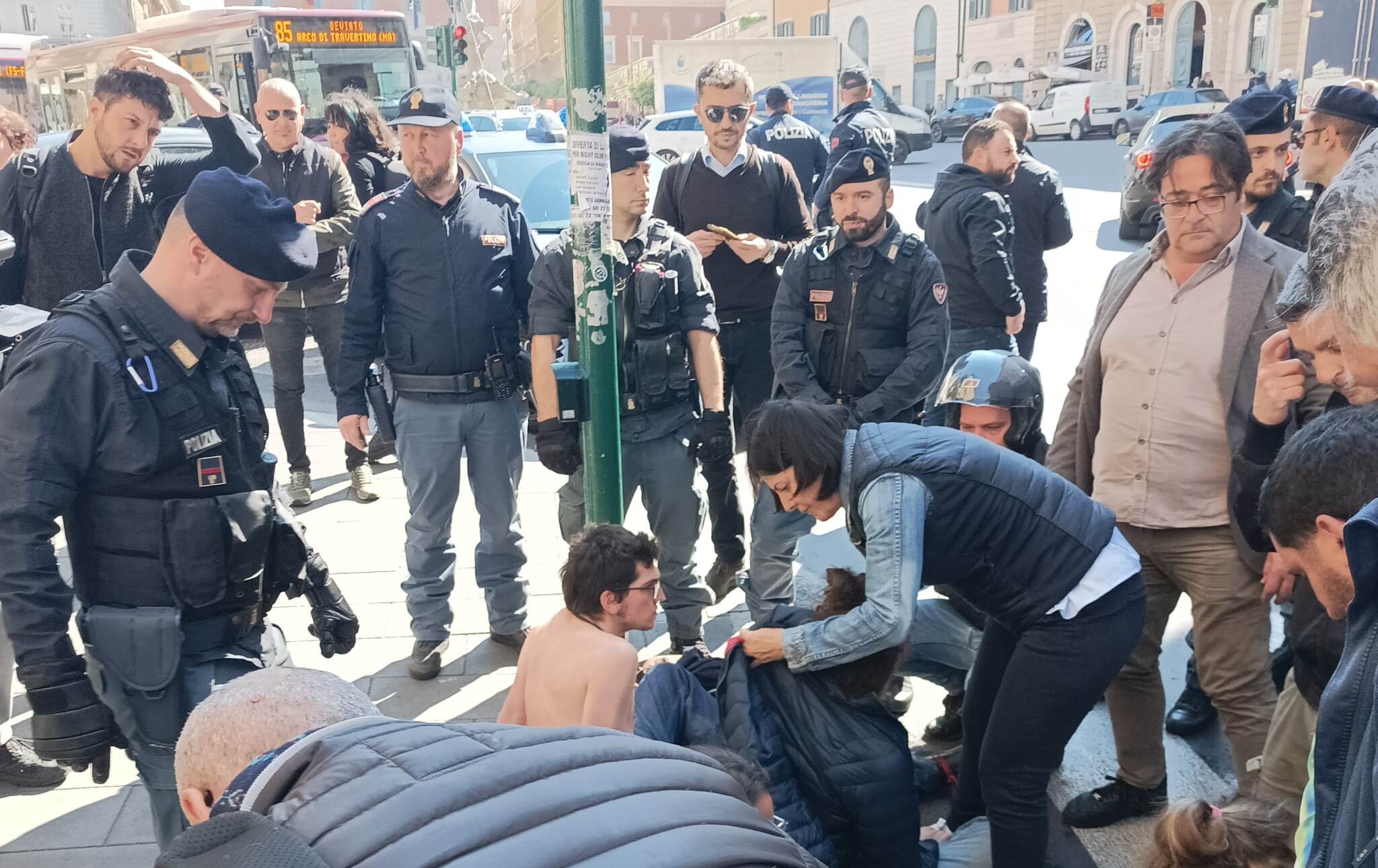 Clima, attivisti di Ultima Generazione nudi in piazza Barberini a Roma