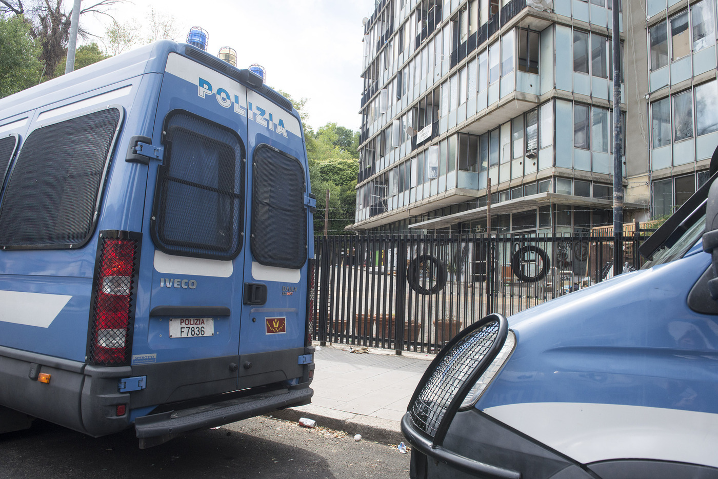 Latina, 16enne violentata dopo un pugno al fidanzato