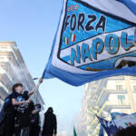 Scudetto Napoli, azzurri atterrati a Grazzanise: migliaia di tifosi all’esterno