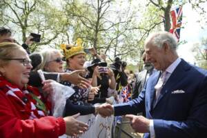Kate, William e Re Carlo salutano la folla fuori da Buckingham Palace
