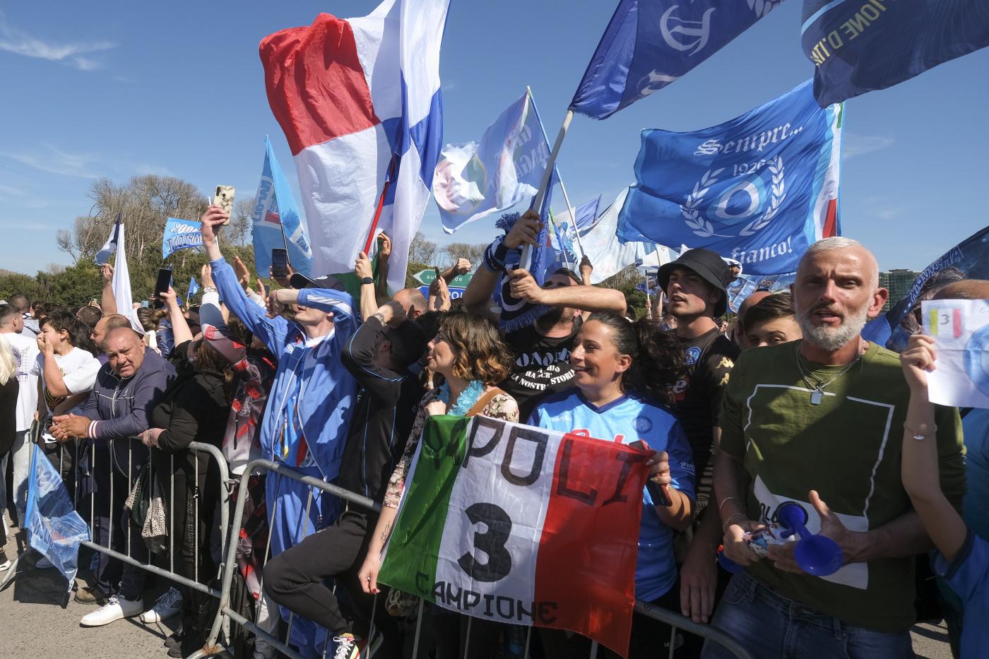 Scudetto Napoli, migliaia di tifosi accolgono squadra