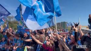 Napoli campione d’Italia, i tifosi azzurri all’aeroporto di Grazzanise