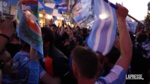 Napoli, entusiasmo dei tifosi fuori dal Maradona
