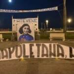 Scudetto Napoli, striscione schock a Mondragone: Anna Frank con maglia azzurra