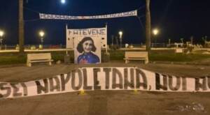 Scudetto Napoli, striscione schock a Mondragone: Anna Frank con maglia azzurra