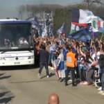 Napoli, il bus della squadra lascia l’aeroporto tra i cori dei tifosi