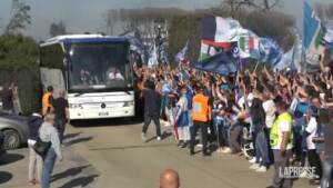 Napoli, il bus della squadra lascia l’aeroporto tra i cori dei tifosi