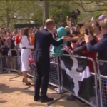 Re Carlo III, William e Kate salutano la folla davanti a Buckingham Palace