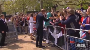 Re Carlo III, William e Kate salutano la folla davanti a Buckingham Palace
