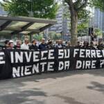 Lega A, proteste tifosi Samp che tirano banconote a Lotito