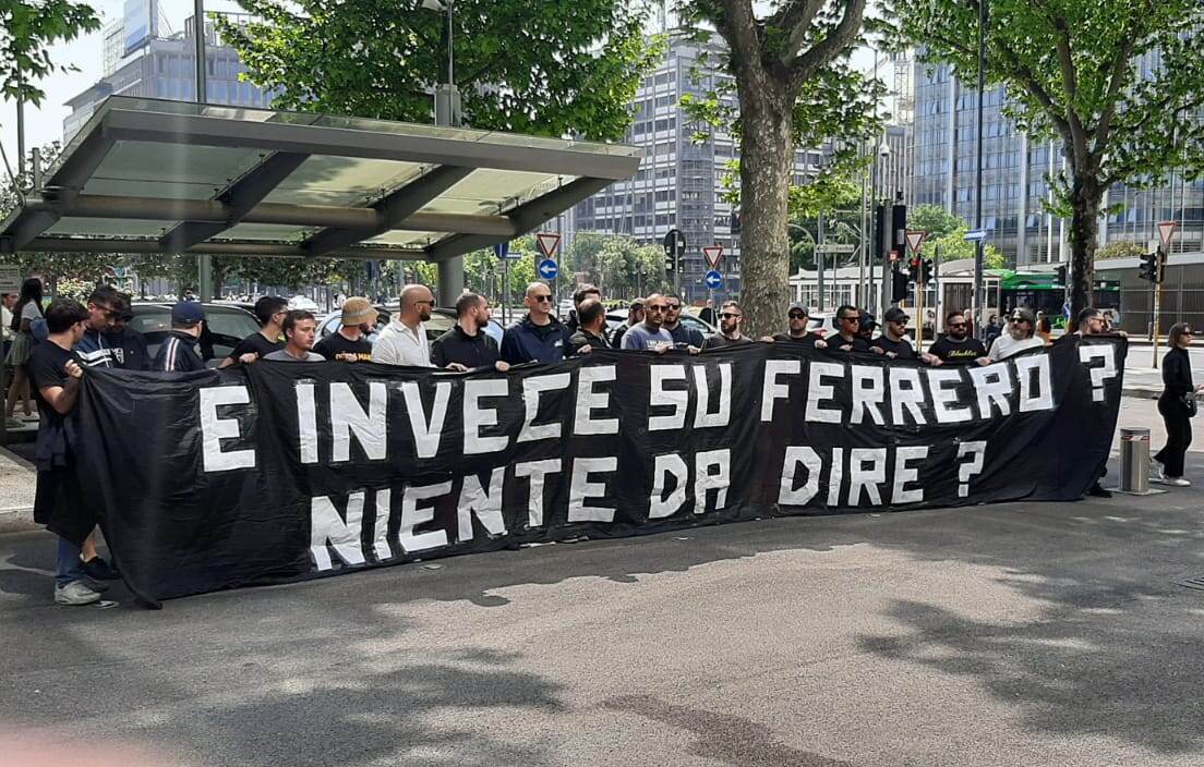 Lega A, proteste tifosi Samp che tirano banconote a Lotito Lega A, proteste tifosi Samp che tirano banconote a Lotito
