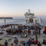 Lampedusa, tensione tra migranti e forze dell’ordine sul molo Favaloro